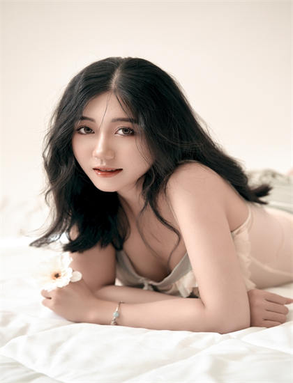 欧美猛烈电影在线_向阳花免费观看完整版_掀起衣服揉她的奶头亲吻视频